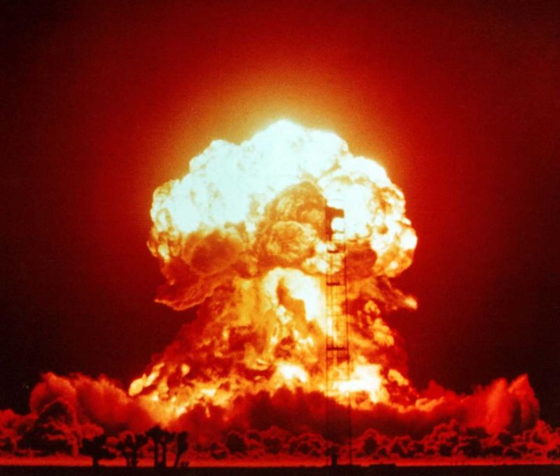 Illustration for article titled Algunos consejos para sobrevivir a los primeros instantes de una detonación nuclear, según la ciencia